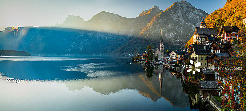 奥地利哈尔施塔特湖山村日出全景图片素材