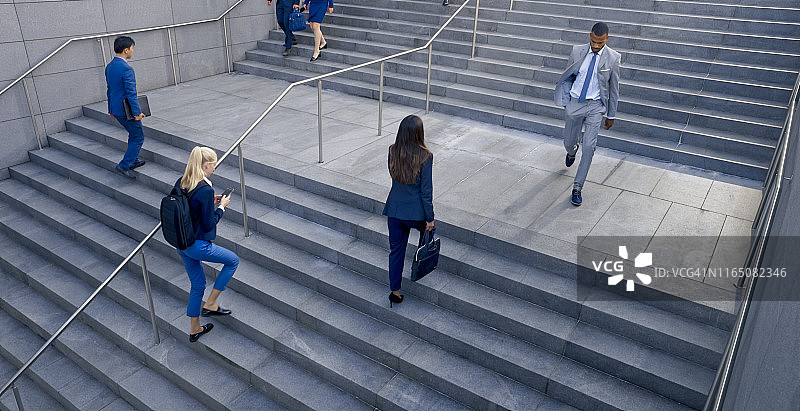 走在楼梯上的商务人士图片素材