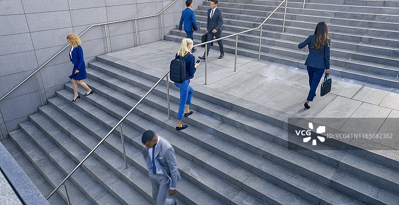 走在楼梯上的商务人士图片素材