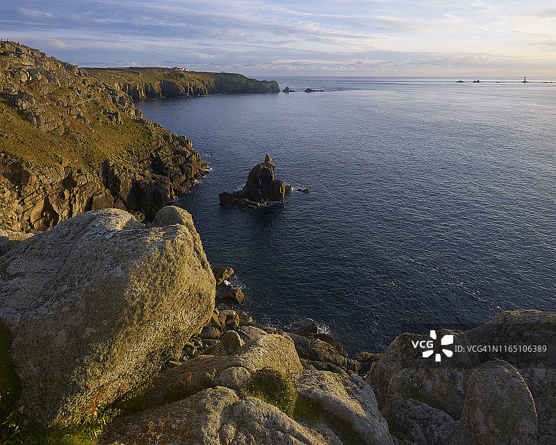 夏日傍晚，爱尔兰夫人和康沃尔郡兰兹角悬崖的光线，英国，欧洲图片素材