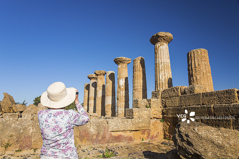 游客在阿格里真托神庙谷拍摄赫拉克勒斯神庙图片素材