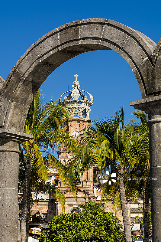 穿过马雷贡拱门的瓜达卢佩圣母教堂，墨西哥哈利斯科州巴亚尔塔港，北美图片素材
