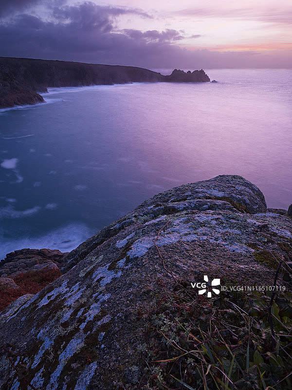 从米纳克剧院望向英国康沃尔波斯科诺的洛根巨石的日出图片素材