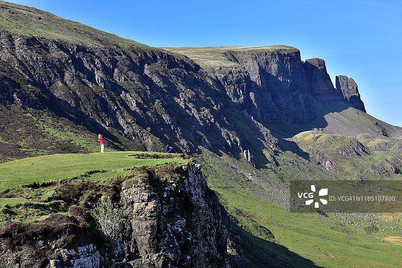 游客欣赏斯凯岛Quiraing的壮丽景色，内赫布里底群岛，苏格兰，英国，欧洲图片素材