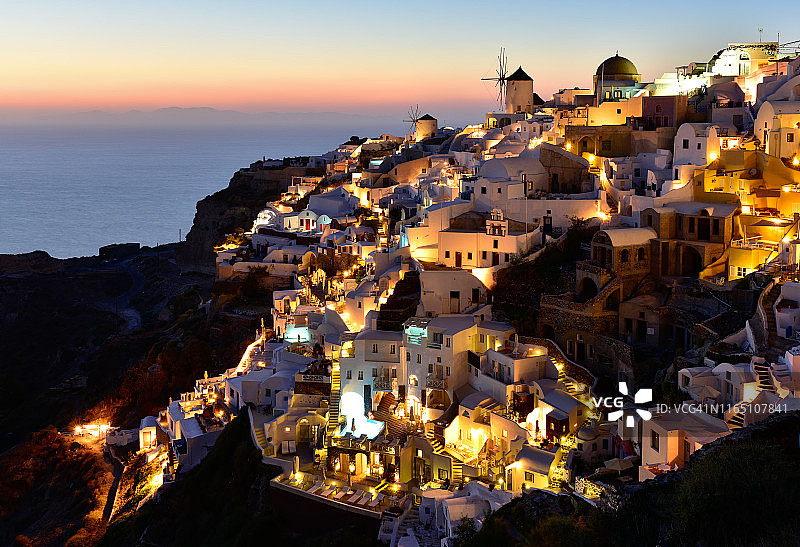 圣托里尼伊亚小镇日落美景，基克拉泽斯群岛，爱琴海，希腊，欧洲图片素材