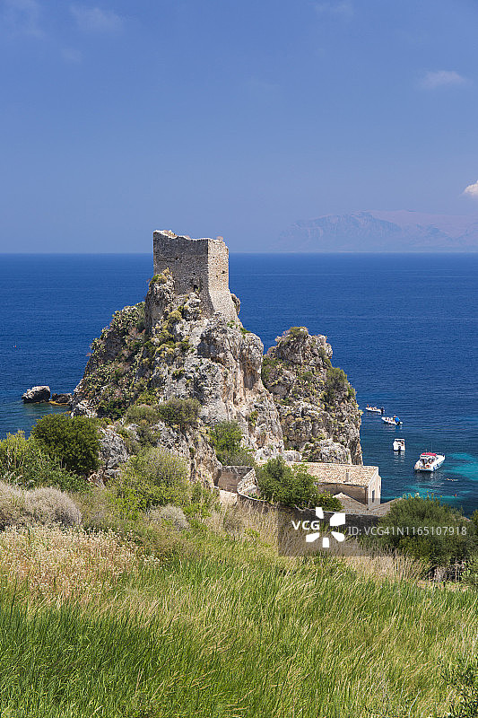 意大利西西里岛，斯科佩洛，卡斯特拉马雷湾，悬崖上中世纪瞭望塔遗址的景色图片素材