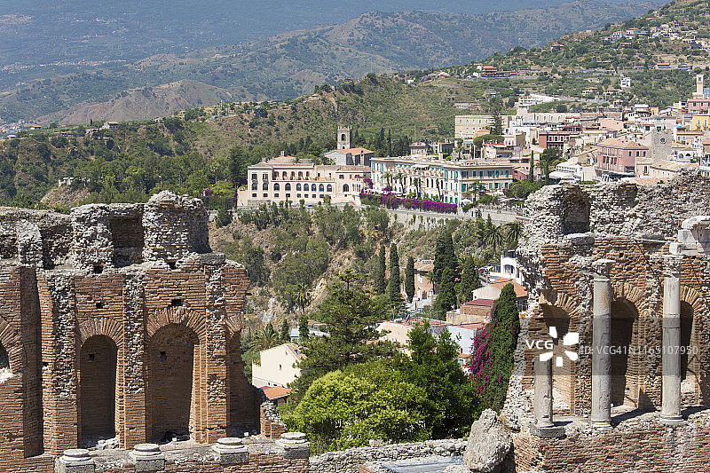 从陶尔米纳希腊剧院俯瞰小镇风光，意大利西西里图片素材