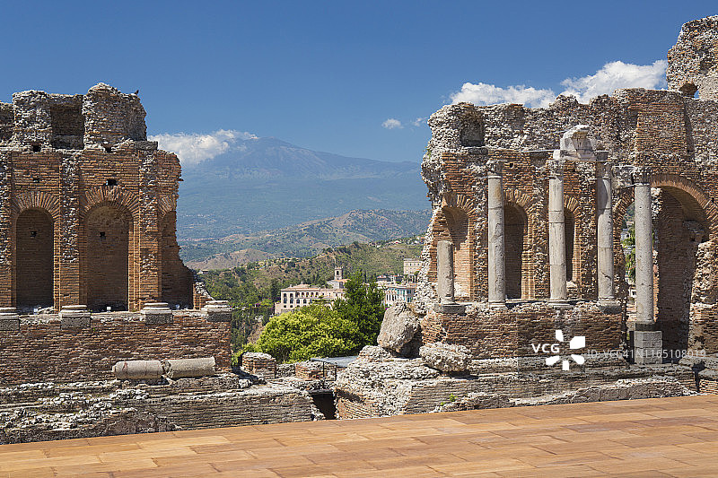 意大利西西里岛陶尔米纳：希腊剧院与埃特纳火山图片素材