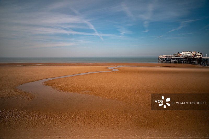 英国兰开夏郡黑潭海滩维多利亚码头图片素材