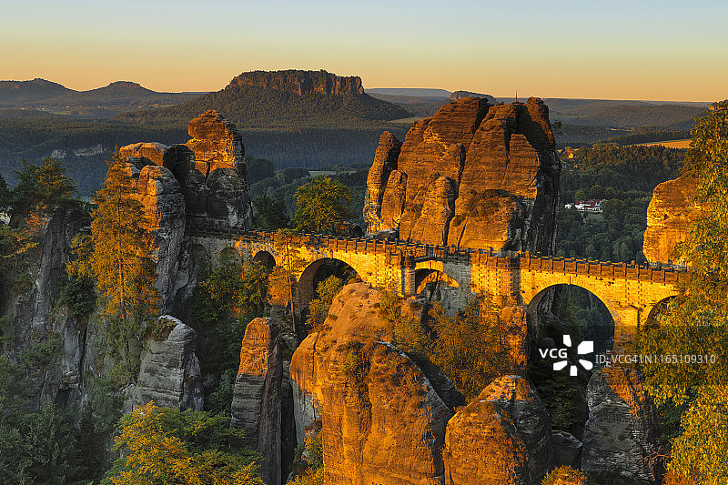 从德国萨克森州Bastei桥看日出时分的Lilienstein山图片素材