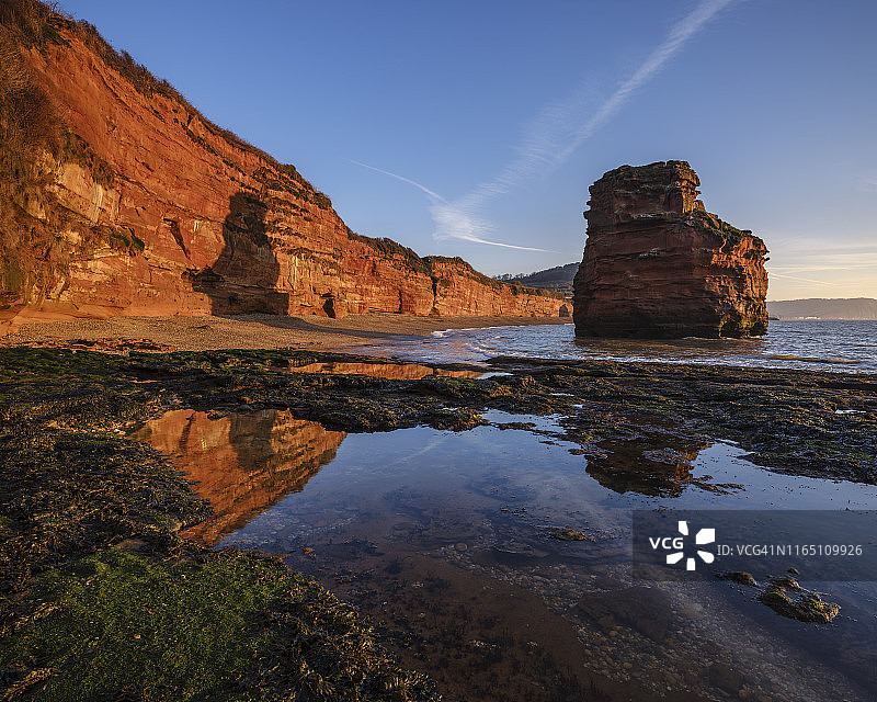英国德文郡西德茅斯拉德拉姆湾的壮丽海蚀柱海滩黎明图片素材