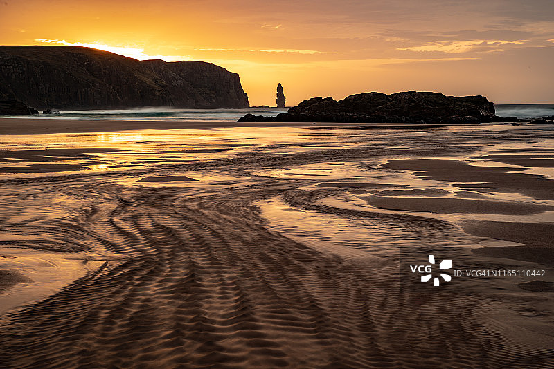 苏格兰桑德伍德湾日落时的Am Buachaille海上岩柱图片素材