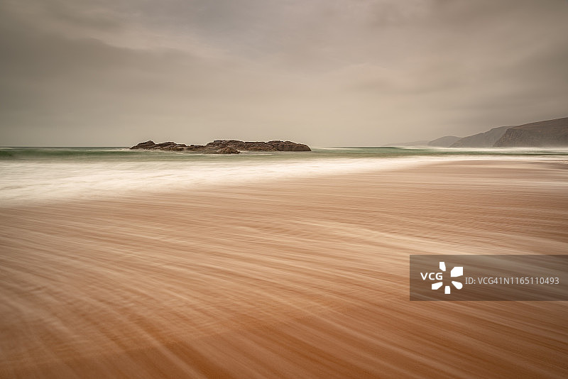 桑德伍德海湾的清晨，远处是拉斯角，苏格兰，英国，欧洲图片素材