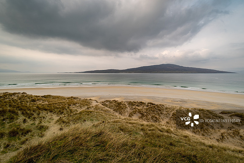 拉斯肯泰尔海滩，西哈里斯，远处是塔兰赛岛，外赫布里底群岛，苏格兰图片素材