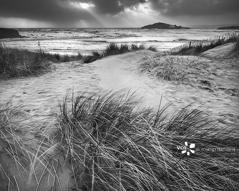 英国德文郡金斯布里奇附近班瑟姆的暴风雨海滩图片素材