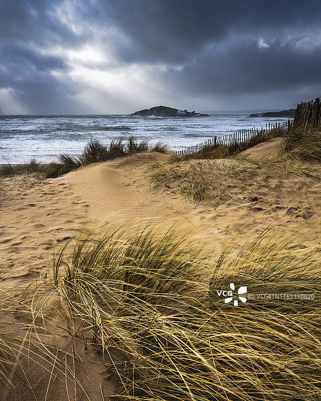 英国德文郡金斯布里奇附近班瑟姆的暴风雨海滩图片素材