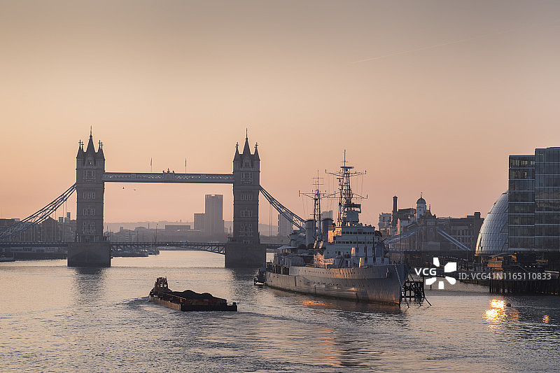 伦敦塔桥日出和泰晤士河，英国图片素材