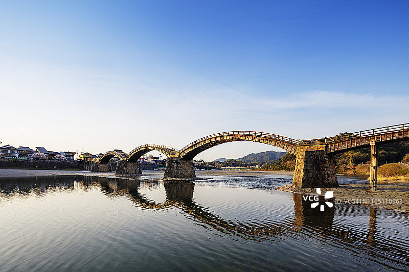 日本本州山口县岩国市锦带桥五孔拱桥图片素材