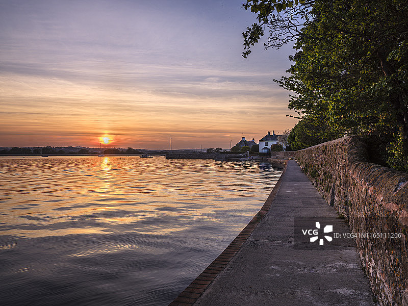 英国德文郡Topsham的平静埃克斯河上的涨潮日落图片素材
