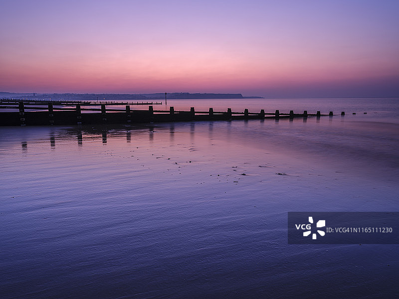 英国德文郡道利什沃伦，眺望埃克斯茅斯的清晨图片素材