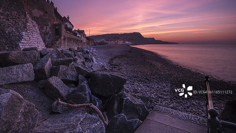 英国德文郡西德茅斯海滨小镇的绚丽黎明暮光海滩风光图片素材