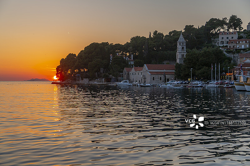 亚得里亚海卡夫塔特小镇的日落景色，位于克罗地亚杜布罗夫尼克里维埃拉图片素材