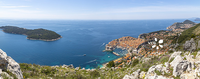 从高处俯瞰杜布罗夫尼克老城和亚得里亚海全景，杜布罗夫尼克里维埃拉，克罗地亚，欧洲图片素材