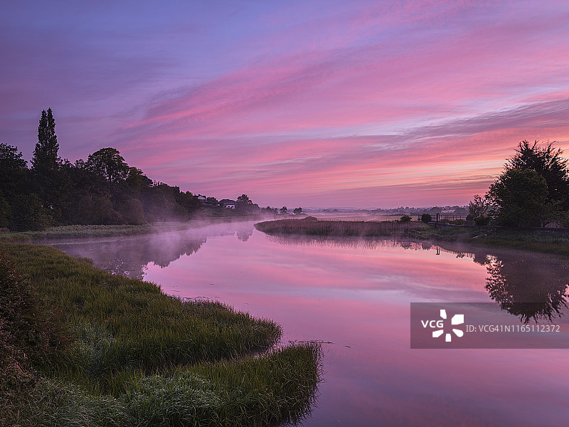 英国德文郡托普瑟姆克莱斯特河的黎明图片素材