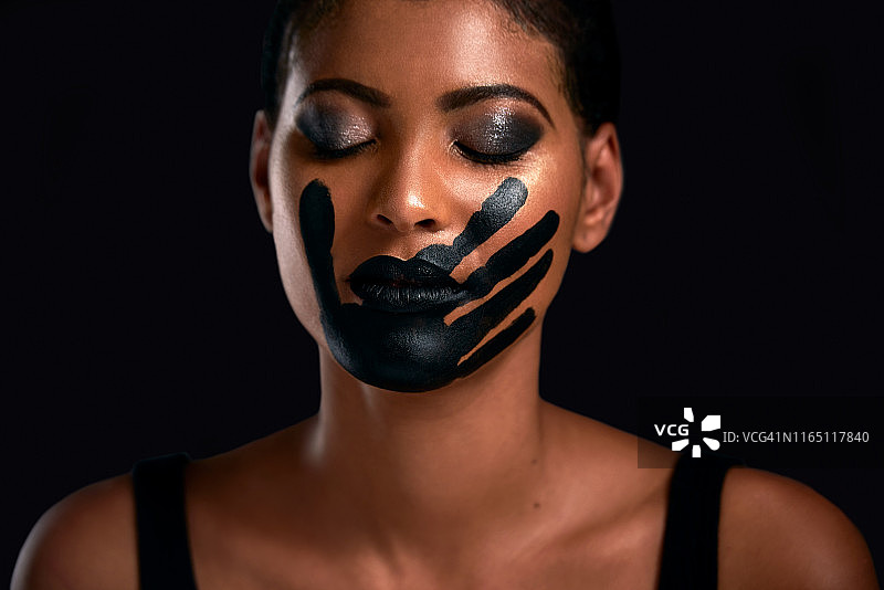 打破沉默之时图片素材