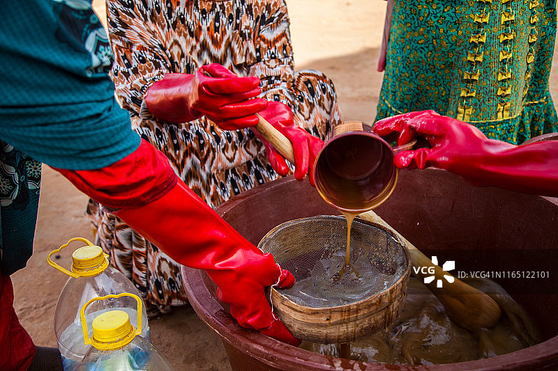 制作肥皂的妇女们的手图片素材