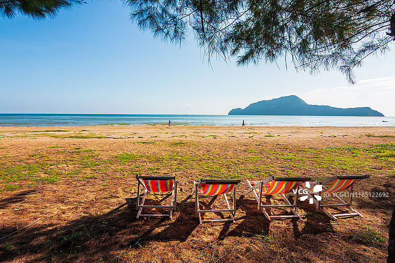 美丽的海滩，沙滩上靠近海边的椅子，夏季旅游度假概念，热带风光图片素材
