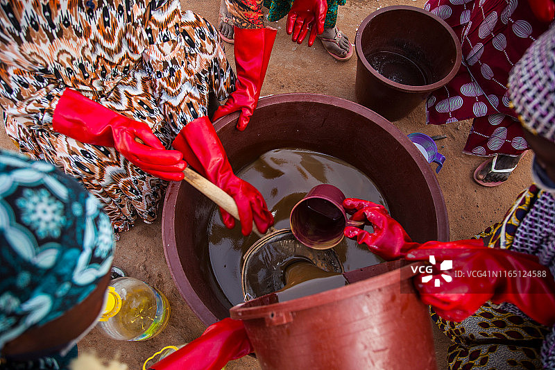 制作肥皂的妇女们的手图片素材