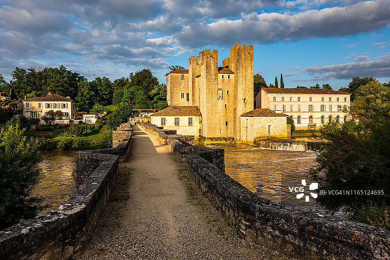 法国巴尔巴斯特的图尔磨坊日落景色图片素材