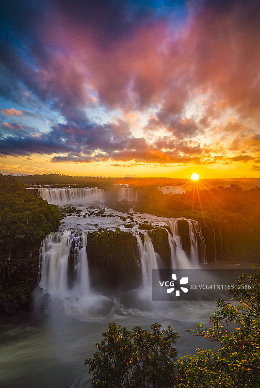 日落下的伊瓜苏瀑布图片素材