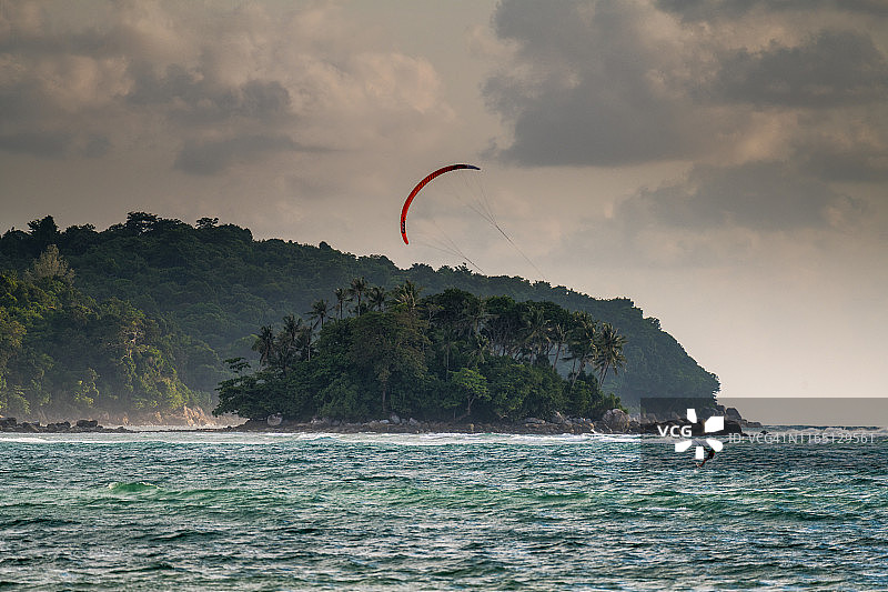 日落时分在海上玩风筝冲浪的男子轮廓图片素材