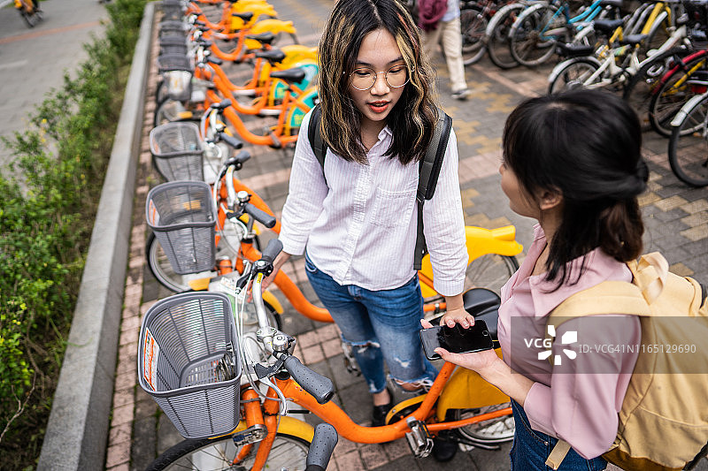 女性朋友在中国台北租自行车图片素材