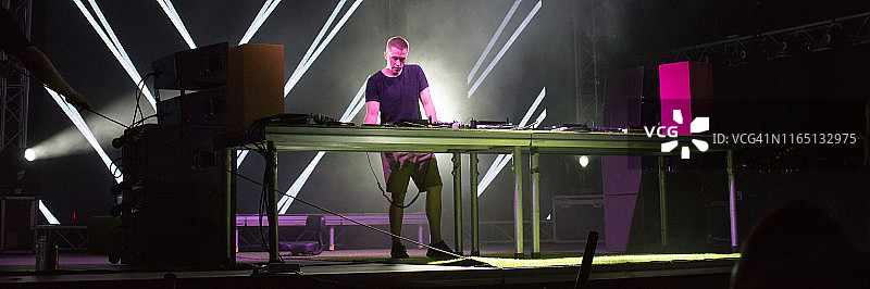 DJ在舞台上播放Techno音乐图片素材