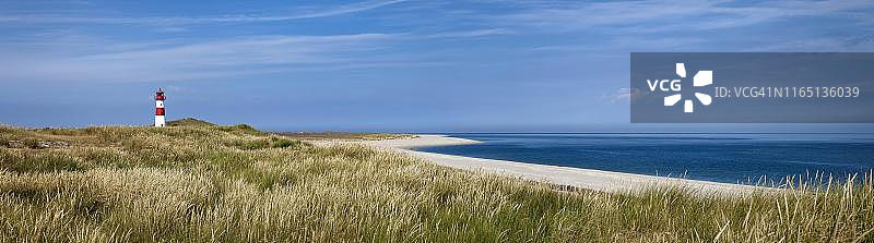 叙尔特岛List-Ost灯塔与沙丘草海滩（德国石勒苏益格-荷尔斯泰因北弗里西亚群岛）图片素材