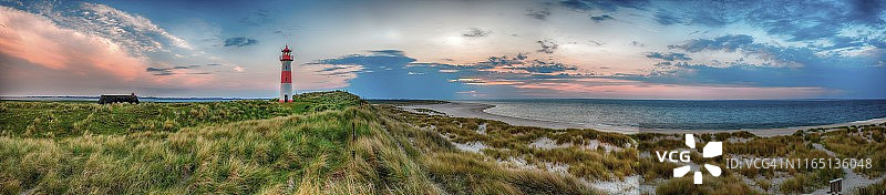 德国石勒苏益格-荷尔斯泰因州叙尔特岛沙丘中利斯特灯塔的傍晚氛围图片素材