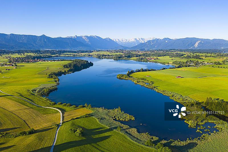 里格湖与阿尔卑斯山脉，蓝色之地，上巴伐利亚，德国巴伐利亚州图片素材