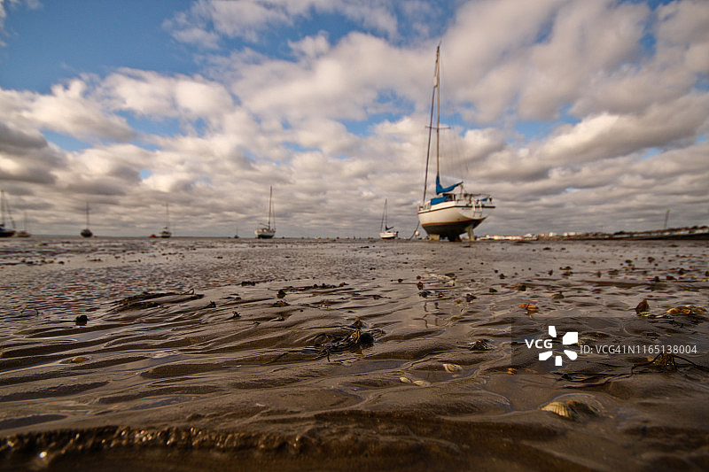 岸边退潮的船只图片素材