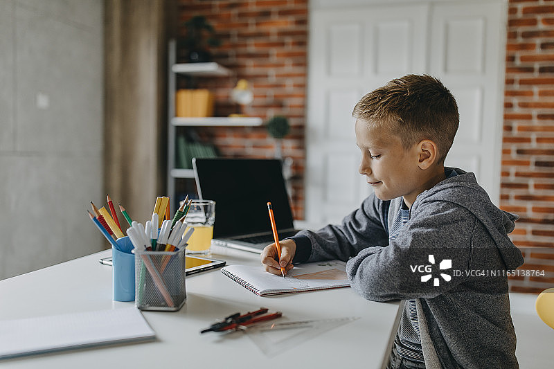 男孩正在做作业图片素材