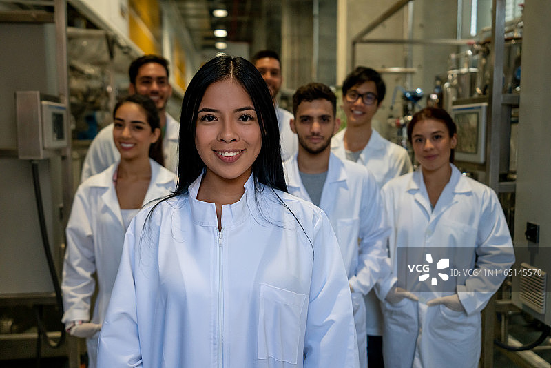 在工艺实验室面对镜头微笑的拉丁美洲女学生图片素材
