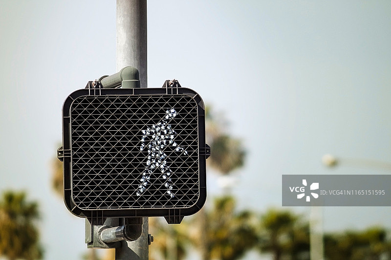 开启步行指示灯的步行街道标志图片素材