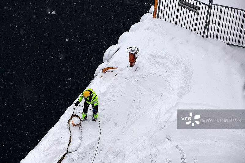 挪威霍宁斯沃格码头男人工作图片素材