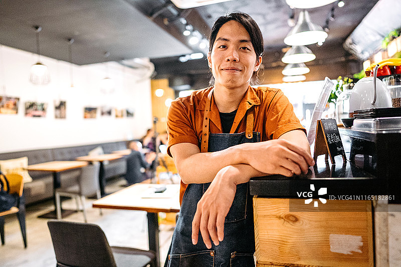 年轻咖啡馆店主图片素材