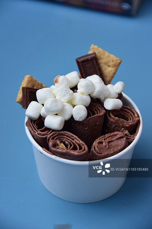巧克力棉花糖炒冰淇淋图片素材