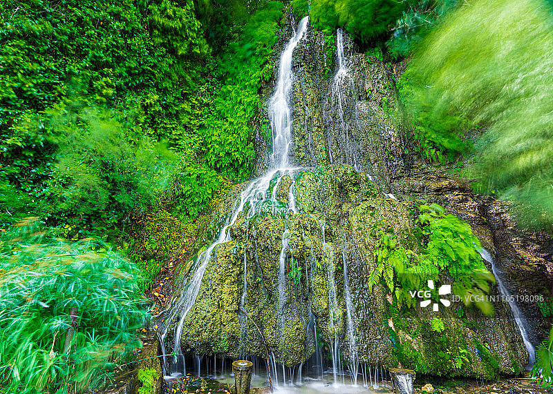 深林中的瀑布图片素材