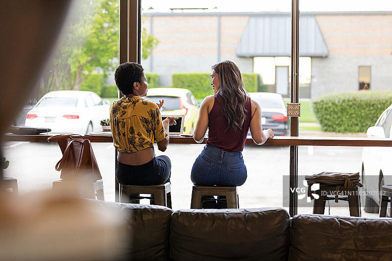 正在喝咖啡的女性后视图图片素材