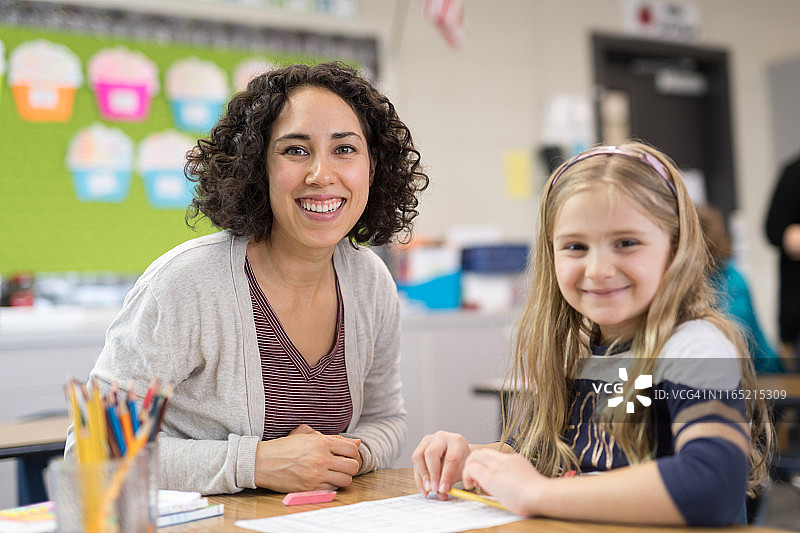 一年级女生和老师的合影图片素材